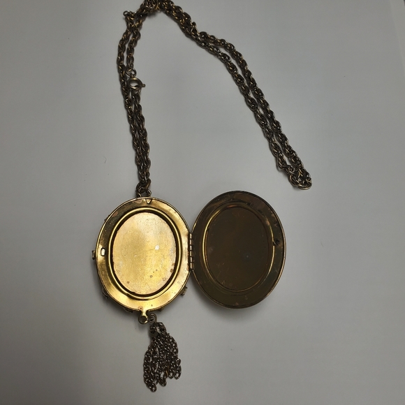 VINTAGE GOLD TONE ORNATE LOCKET Romantic scene with tassel . 30 inch chain. - Picture 3 of 4